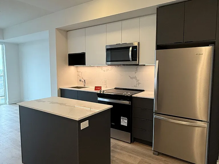202 Burnhamthorpe Rd E #1410 — Photo 5