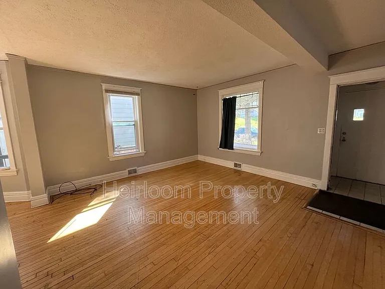 2114 E 4th St — Photo 6