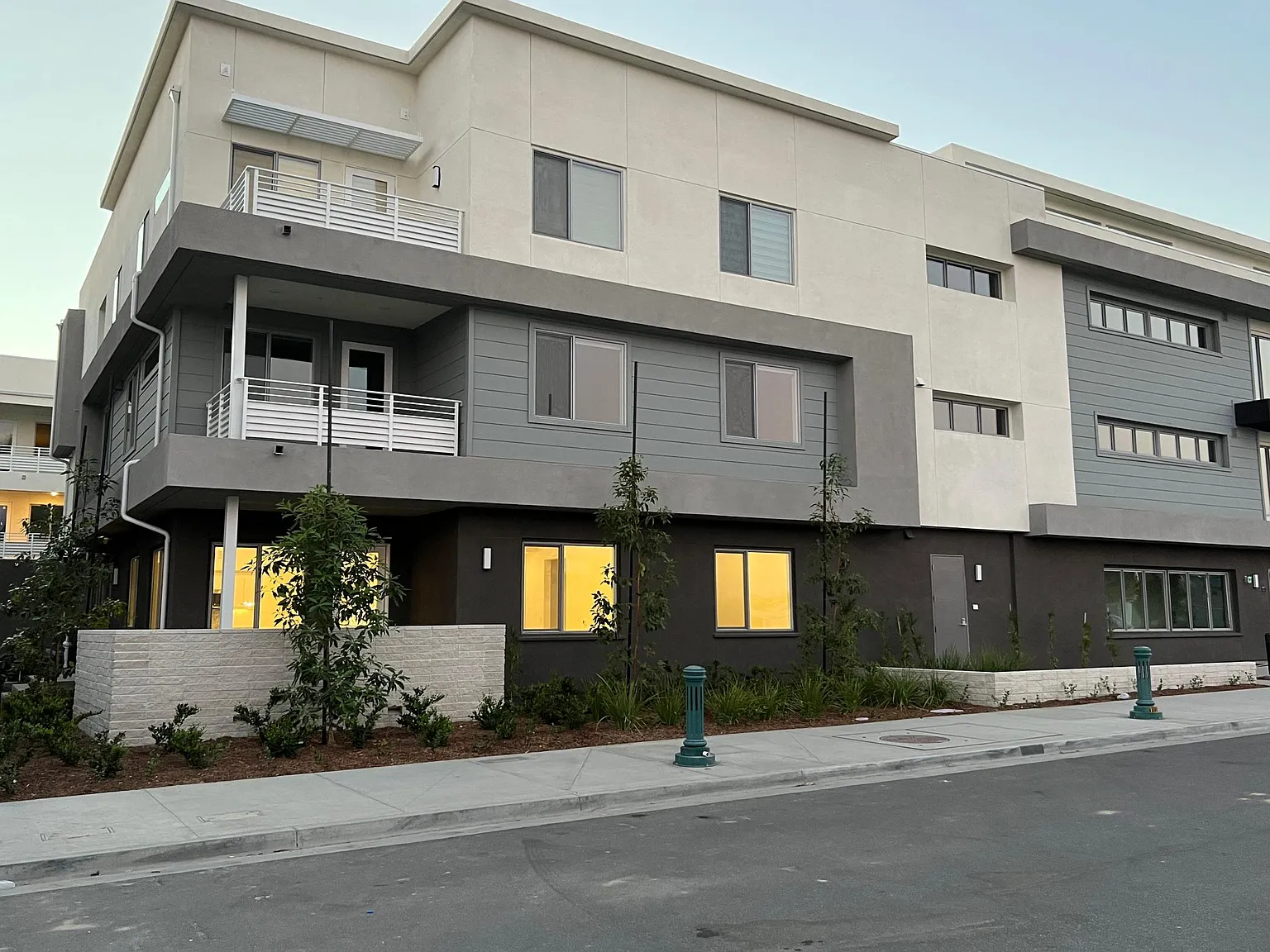 3 bed, 1698 sqft, $4,400 — Photo 1