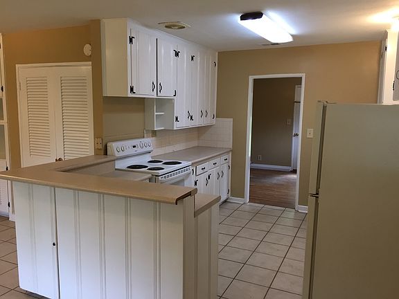 5th image of 715 N College St