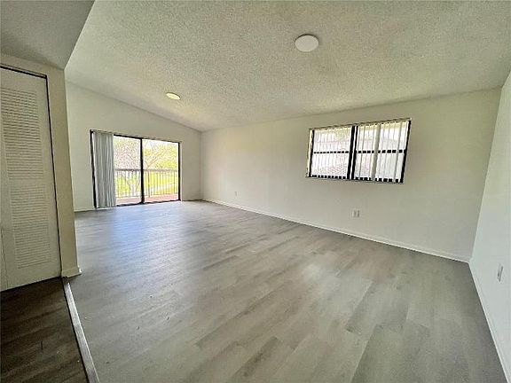 4th image of 9917 Nob Hill Ct #9878