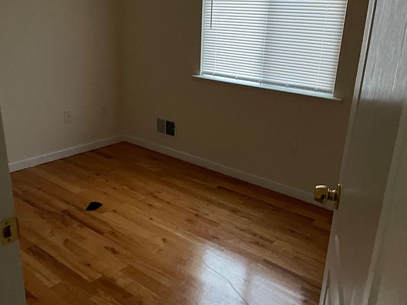 4th image of 450B Bradley Ave