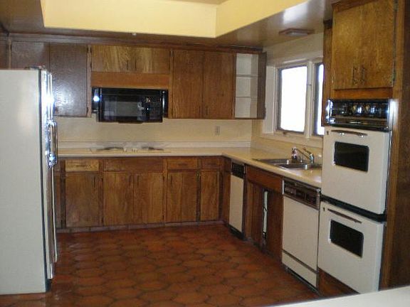 3rd image of 1008 N BOULDER Drive