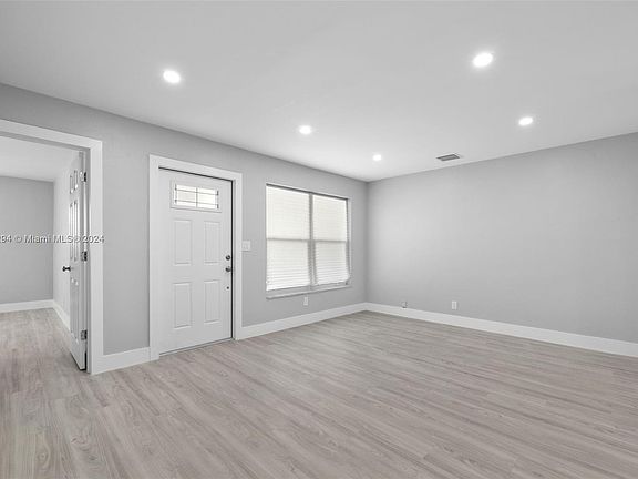 4th image of 870 NW 36th Ave