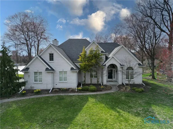 544 Saint Annes Dr, Holland, OH 43528