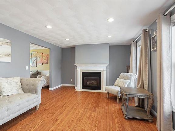 4th image of 210 Morris St
