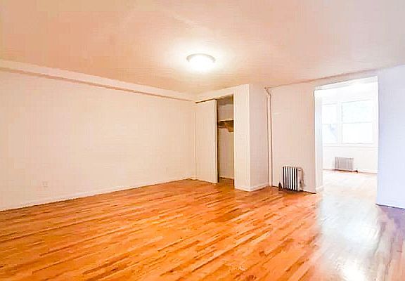 4th image of 100 De Graw St #1