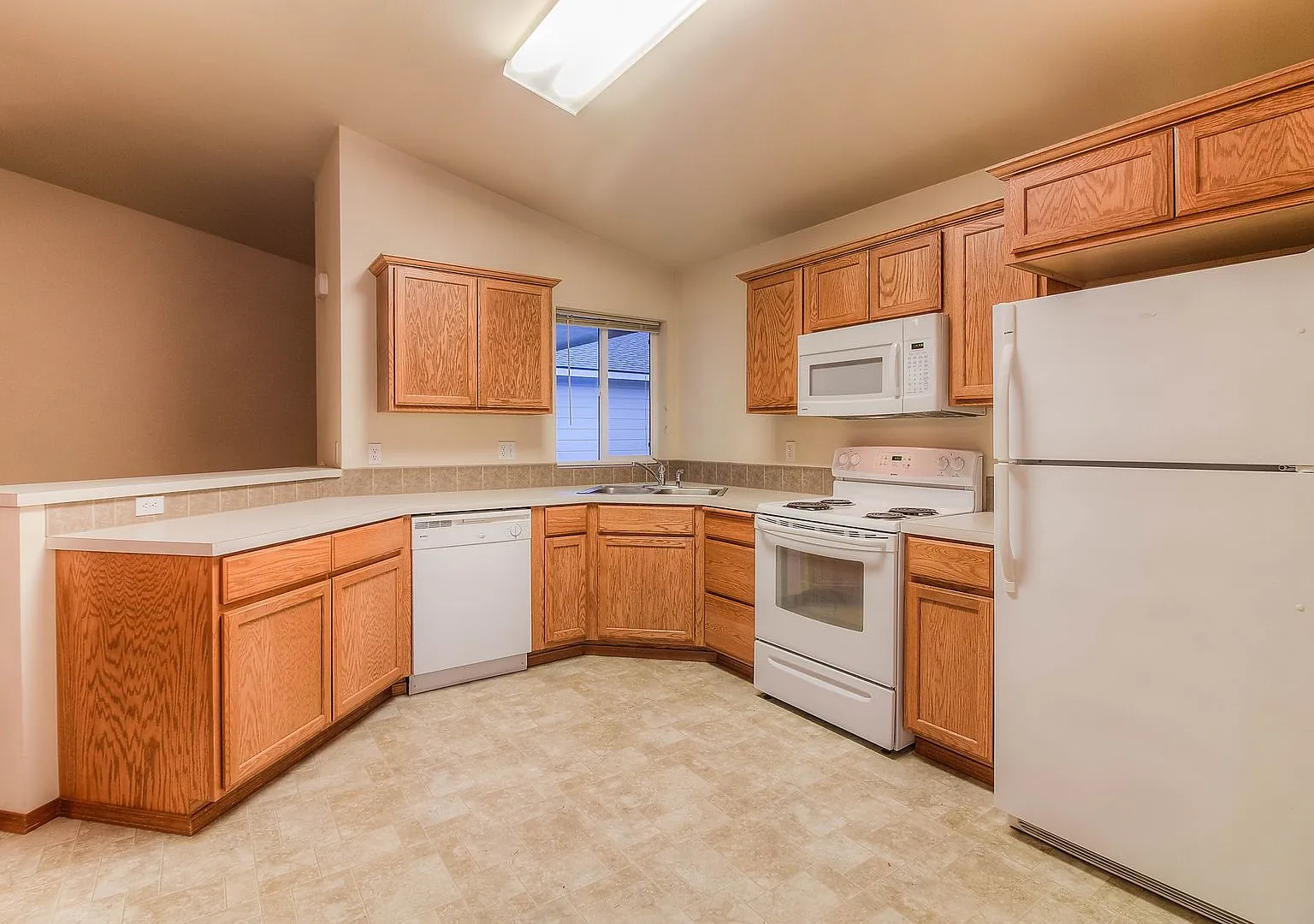 Cottonwood Grove 8903 Midvale — Photo 3