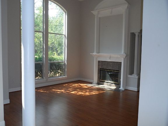 4th image of 380 Robbins Pl