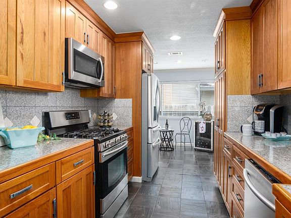 5th image of 2521 Carnation Drive