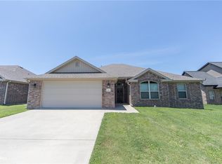 633 N Sundance Dr, Fayetteville, AR 72704