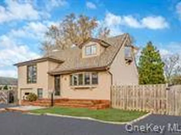 4 Sibley Pl, Huntington Station, NY 11746