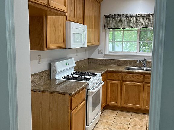 5th image of 16959 Brighton Ave #16959