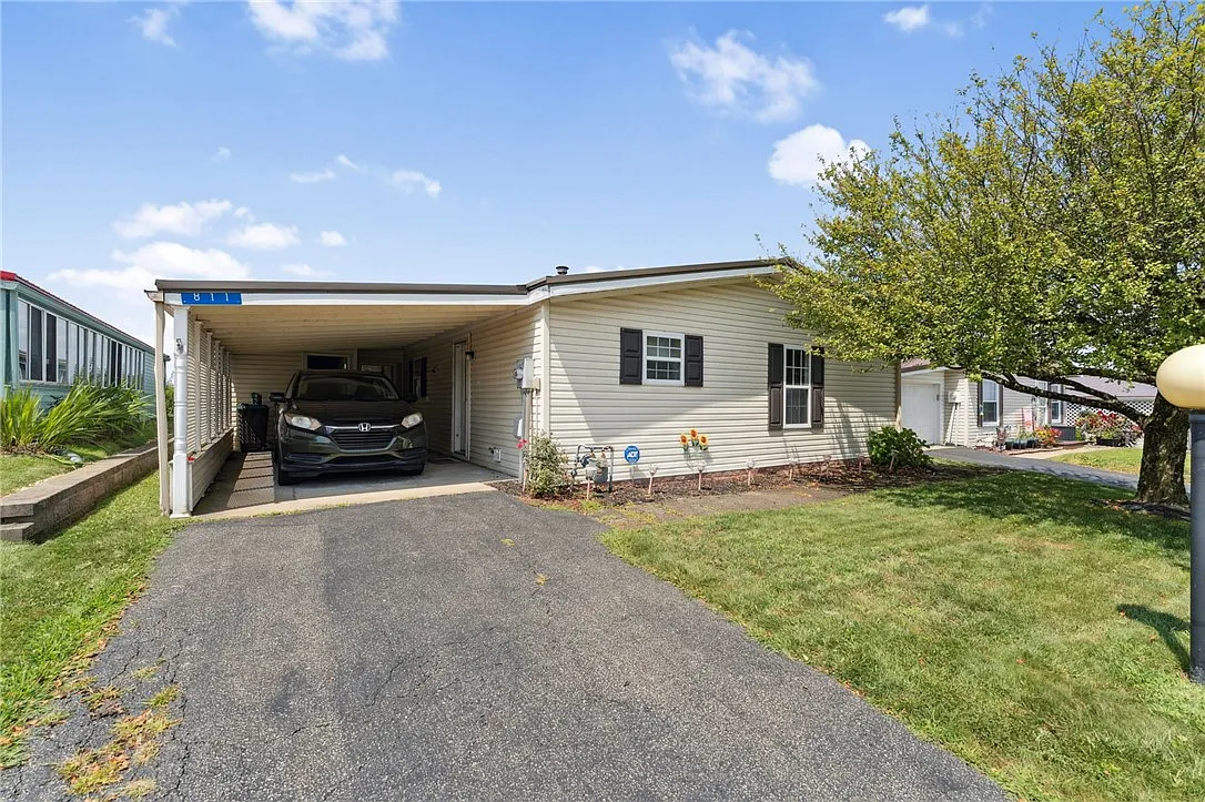 811 Clover Ln photo 1