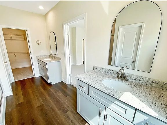 4th image of 5100 Summerfield Dr E