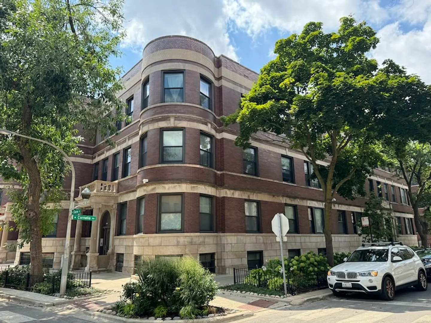 2 bed, 1.0 bath, 1100 sqft, $2,900 — Photo 2