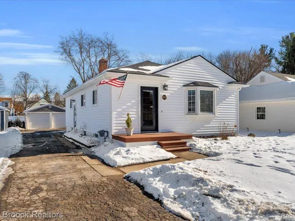 1937 Woodland Ave, Sylvan Lake, MI 48320