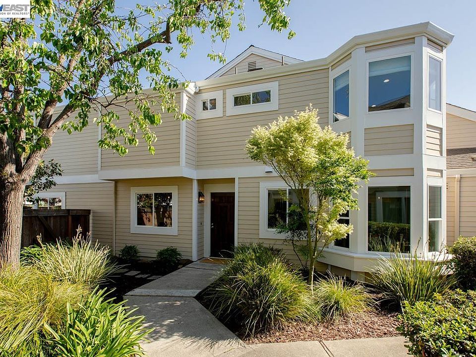 1st image of 31 Oak Park Dr