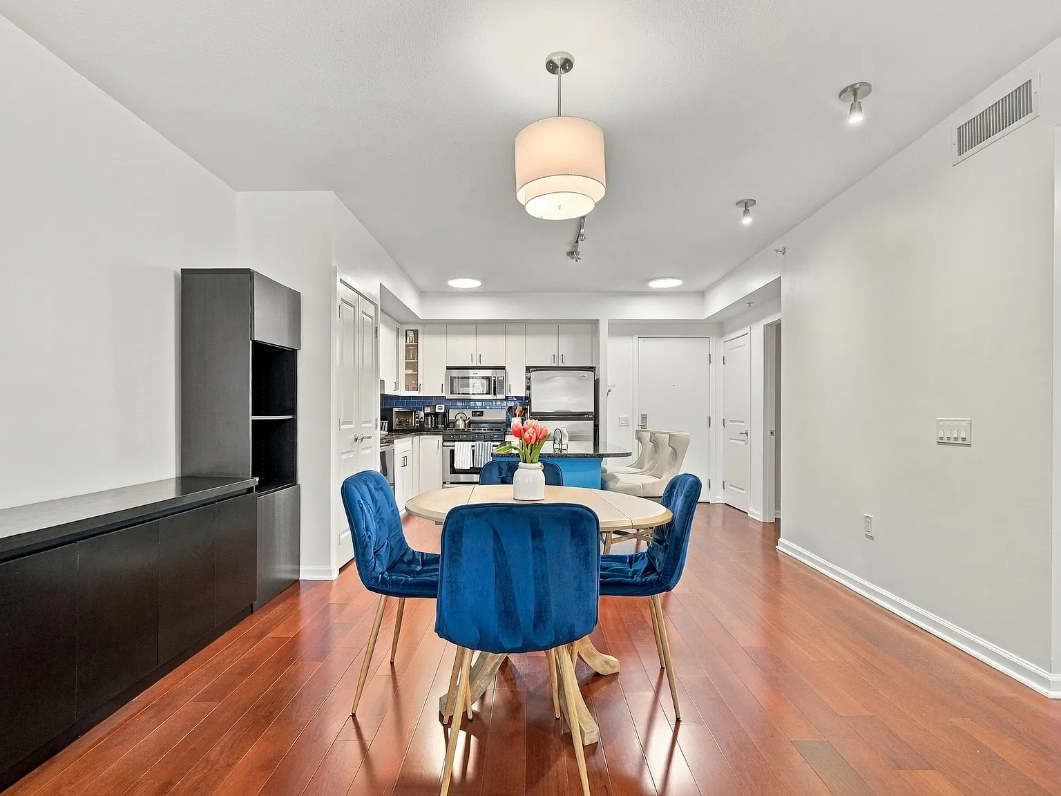 2 bed, 868 sqft, $2,900 — Photo 2