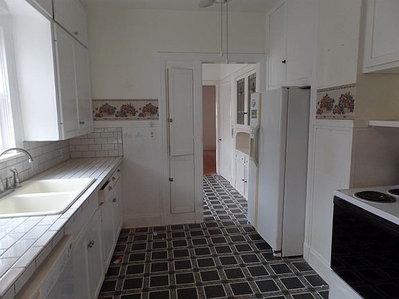 3rd image of 1039 Turner Ave