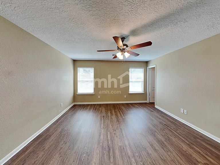 3030 Legends York Dr — Photo 9