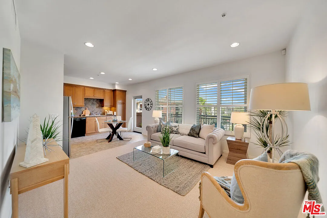 2 bed, 2.0 bath, 910 sqft, $4,500 — Photo 3