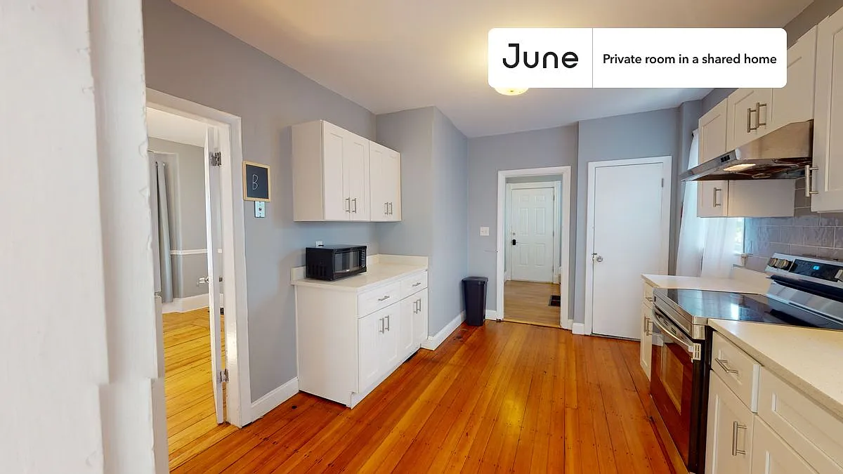 Queen bedroom in 7 bed/2 bath home in Allston #1321 G — Photo 4