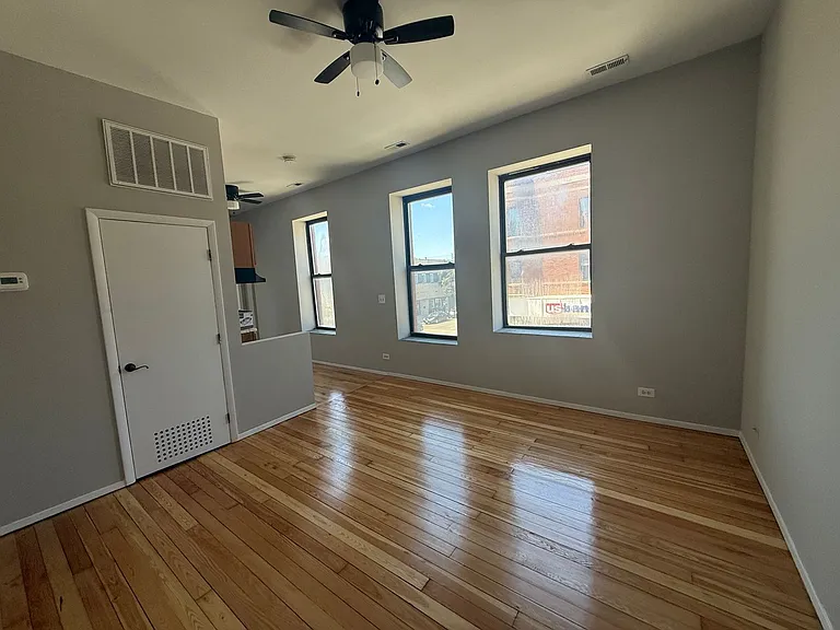 556 W 37th St — Photo 2