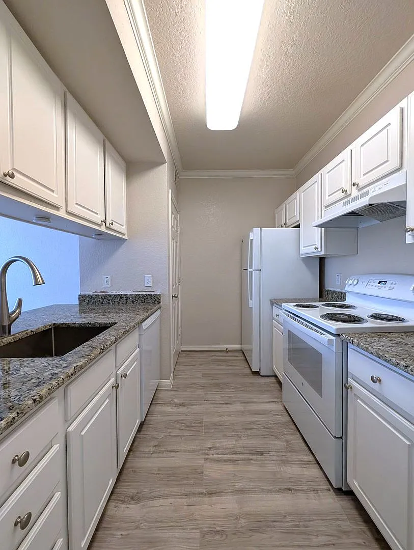 1x1 A2 Sunroom Fully Renovated! must see! — Photo 4