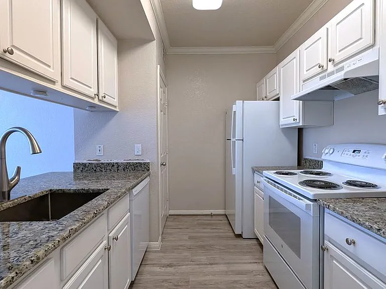 911 N Orange Ave #422 — Photo 5