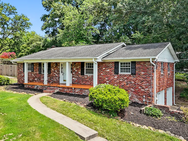 7720 Devonshire Dr — Photo 2