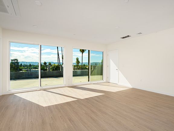 4th image of 14629 Erwin St #501