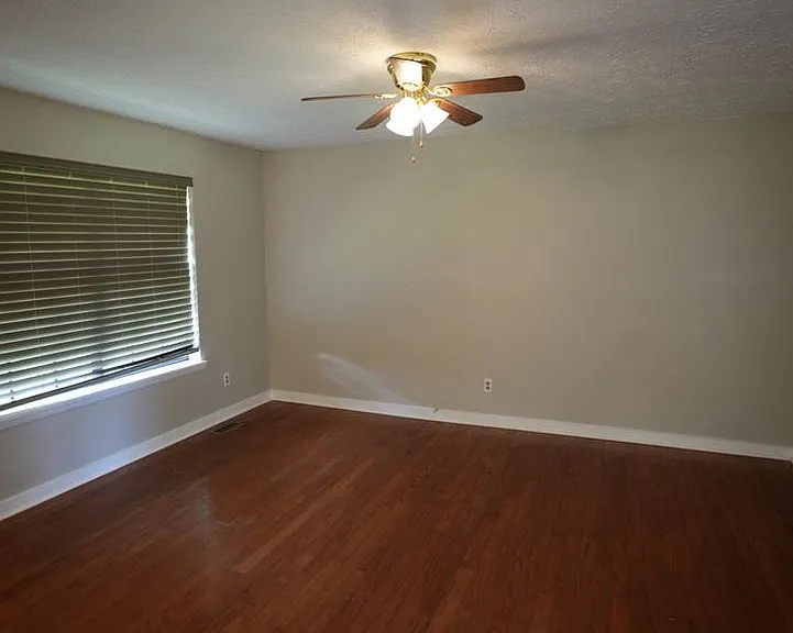 922 Henry Ct SW — Photo 4