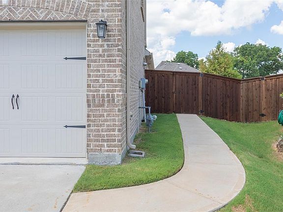 3rd image of 413 Mossy Rock Dr