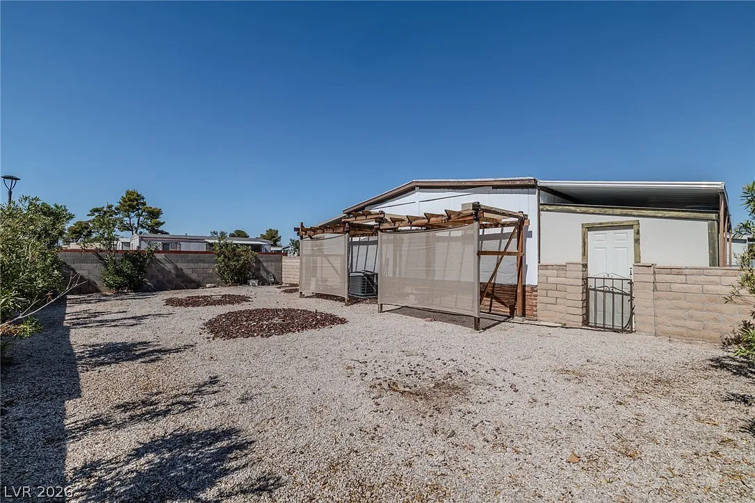 3 bed, 1.0 bath, 977 sqft, $1,495 — Photo 4