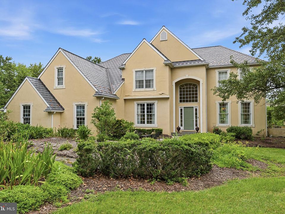 1st image of 17 Davis Dr