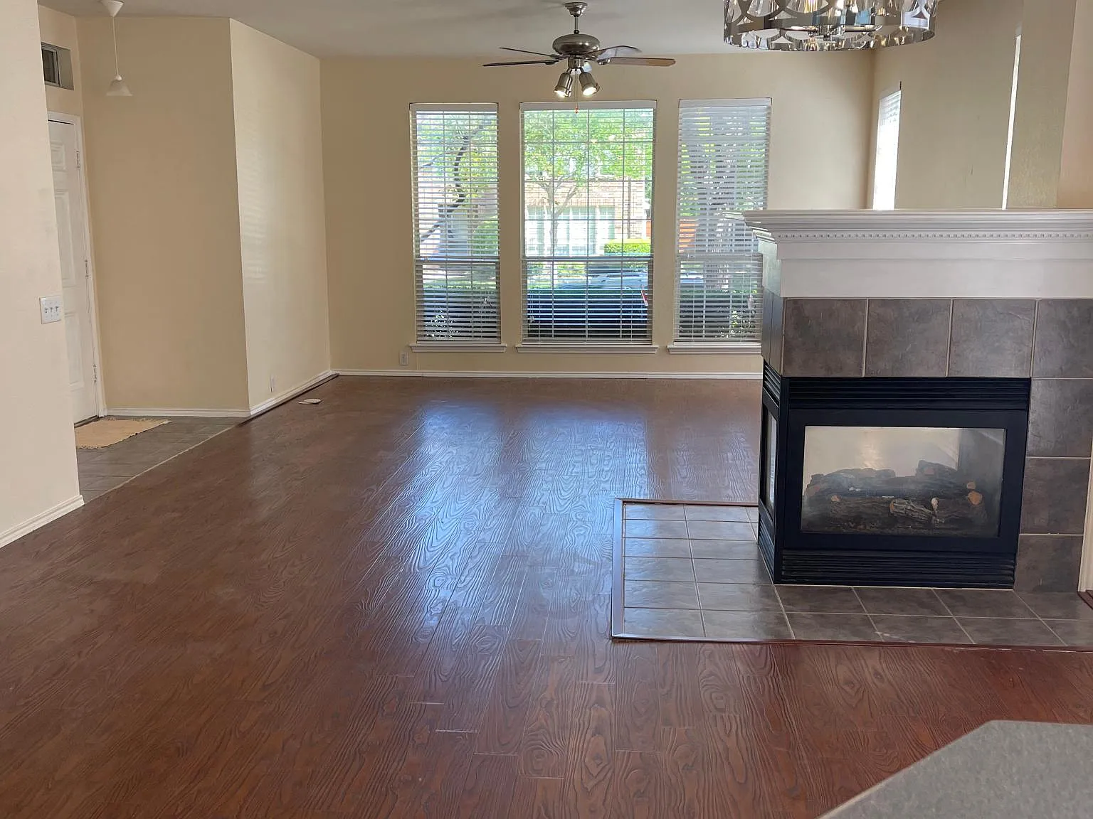 4 bed, 2.5 bath, 2374 sqft, $2,495 — Photo 2