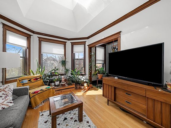 4th image of 2049 N Kedzie Ave