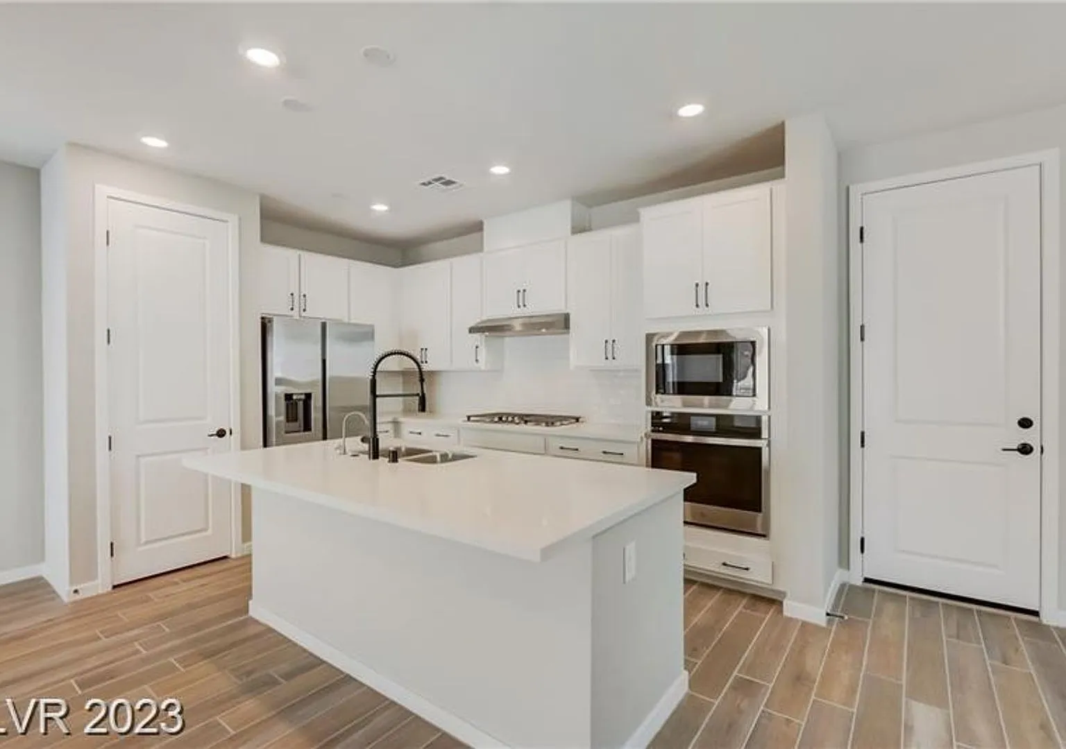 Beautiful 4 Bedroom Property In Gated Community! — Photo 3