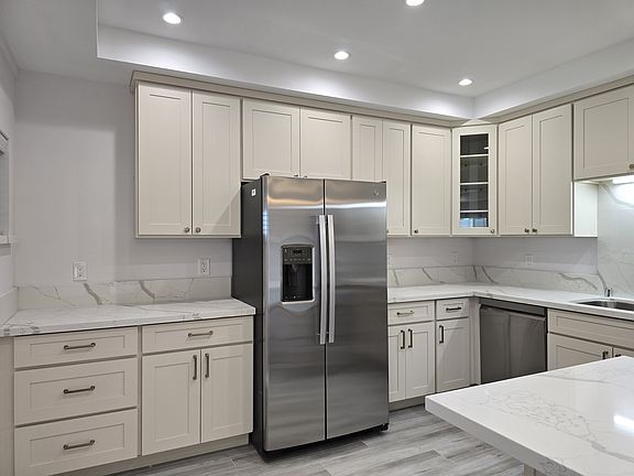 Brand new kitchen with quartz countertop and 40' H cabinets. 
Ref. changed to LG 4 doors.