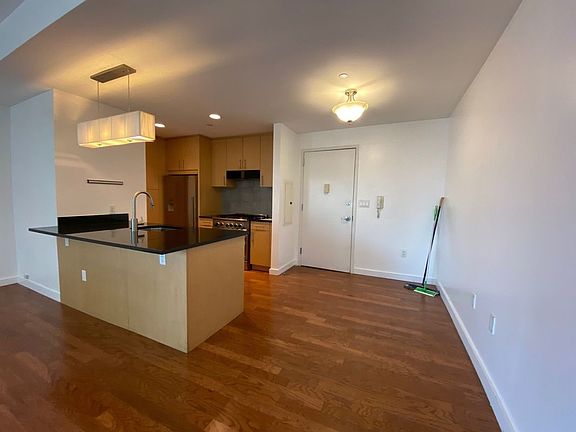 4th image of 48-15 11th St #3CX