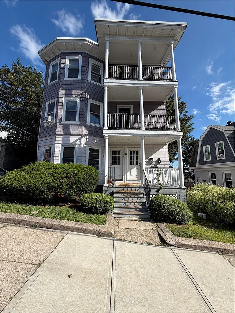 3 bed, 1.0 bath, 1268 sqft, $1,800 — Photo 1
