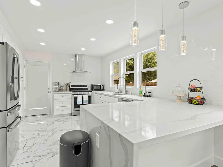 615 Clover Dr — Photo 2