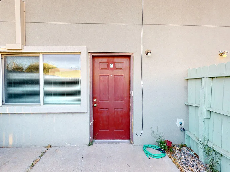 Updated and Very Private 1 Bedroom Apt with a Yard — Photo 18