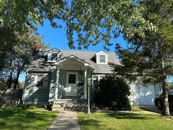 260 N 8th St, Lindenhurst, NY 11757