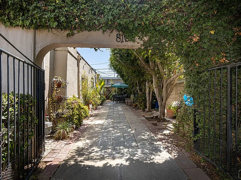 812 N June St — Photo 44