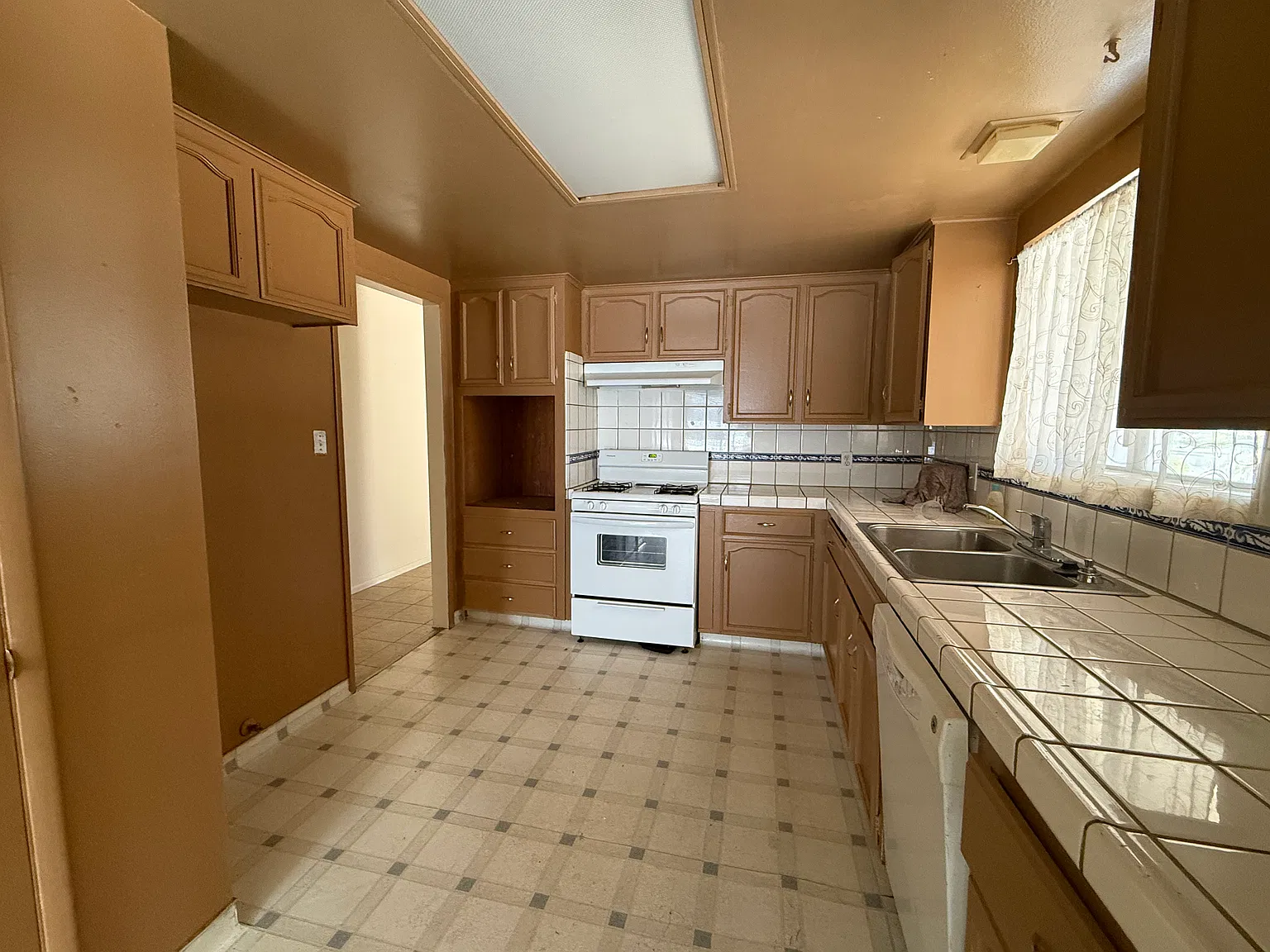 4 bed, 1951 sqft, $2,200 — Photo 4