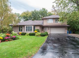 10252 Scarborough Cir, Bloomington, MN 55437