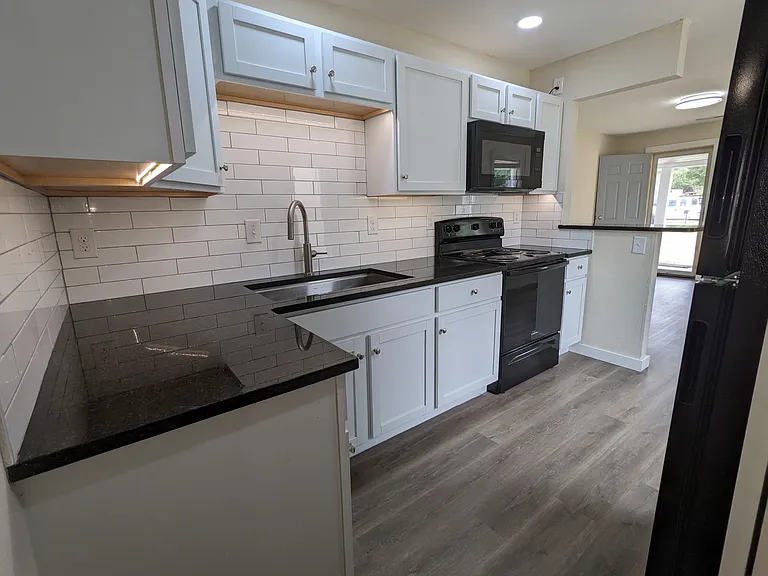 629 N Hoover Ave — Photo 4