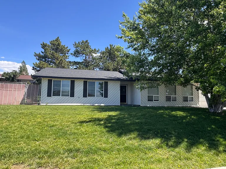 5303 N Sky Vista Ave — Photo 1